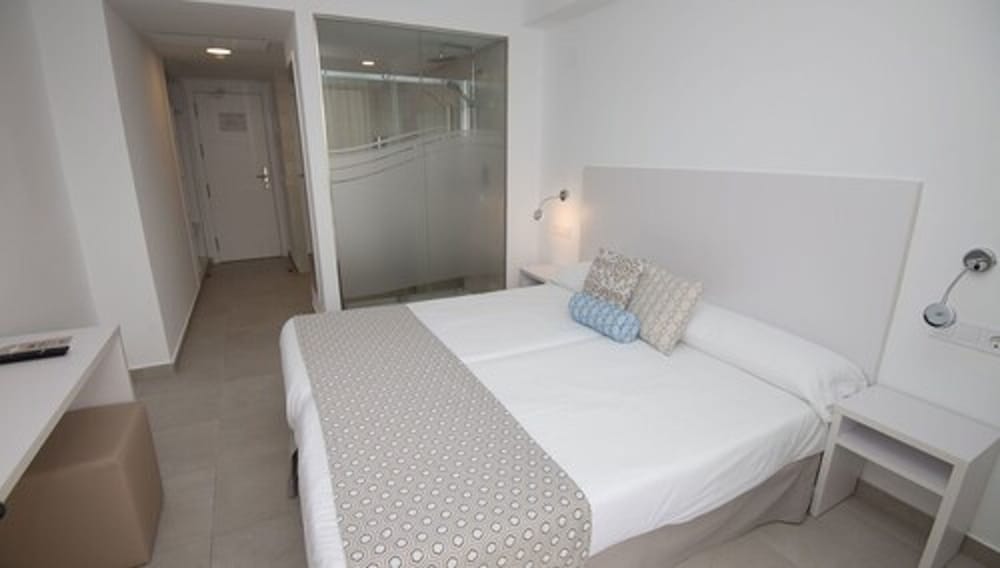 Hotel Chevy & Suites — Hotel rooms in Cala Ratjada, Balearic Islands