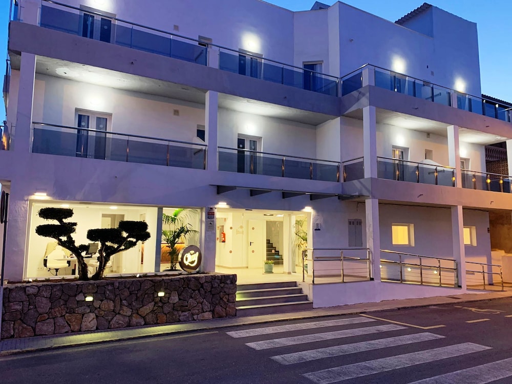 Hotel Chevy & Suites — Hotel building in Cala Ratjada, Balearic Islands