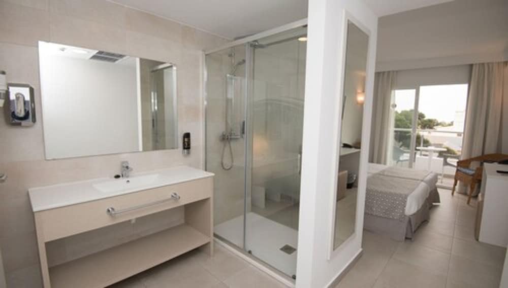 Hotel Chevy & Suites — Hotel rooms in Cala Ratjada, Balearic Islands