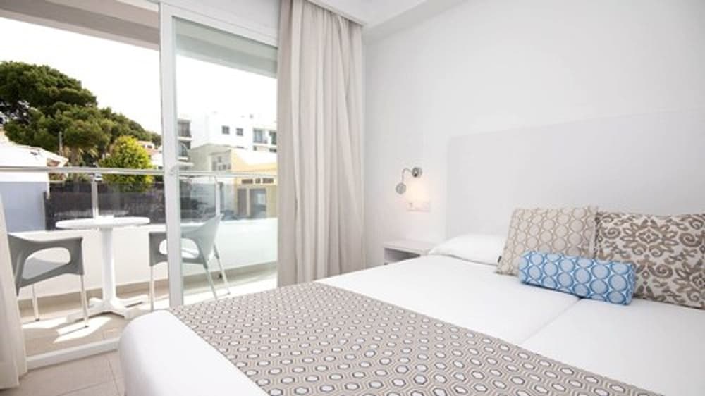 Hotel Chevy & Suites — Hotel rooms in Cala Ratjada, Balearic Islands