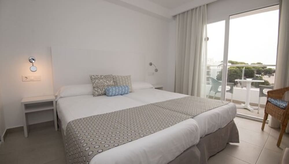 Hotel Chevy & Suites — Hotel rooms in Cala Ratjada, Balearic Islands
