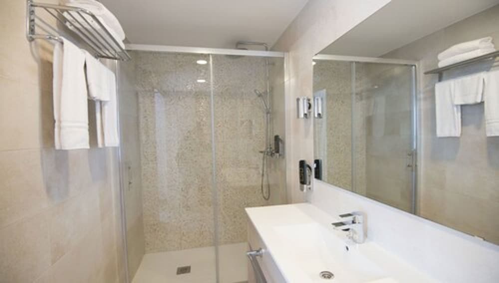 Hotel Chevy & Suites — Hotel rooms in Cala Ratjada, Balearic Islands