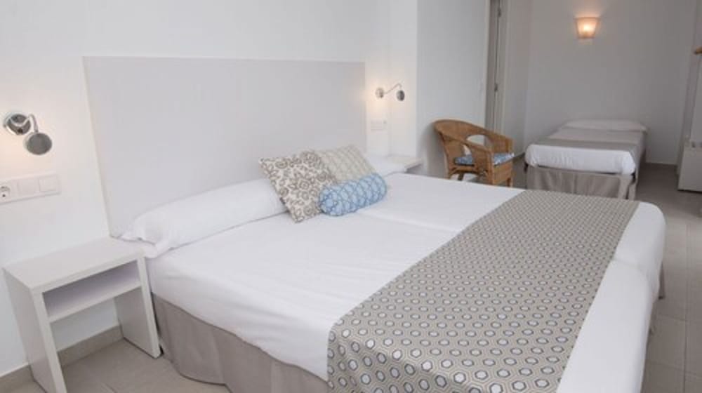 Hotel Chevy & Suites — Hotel rooms in Cala Ratjada, Balearic Islands