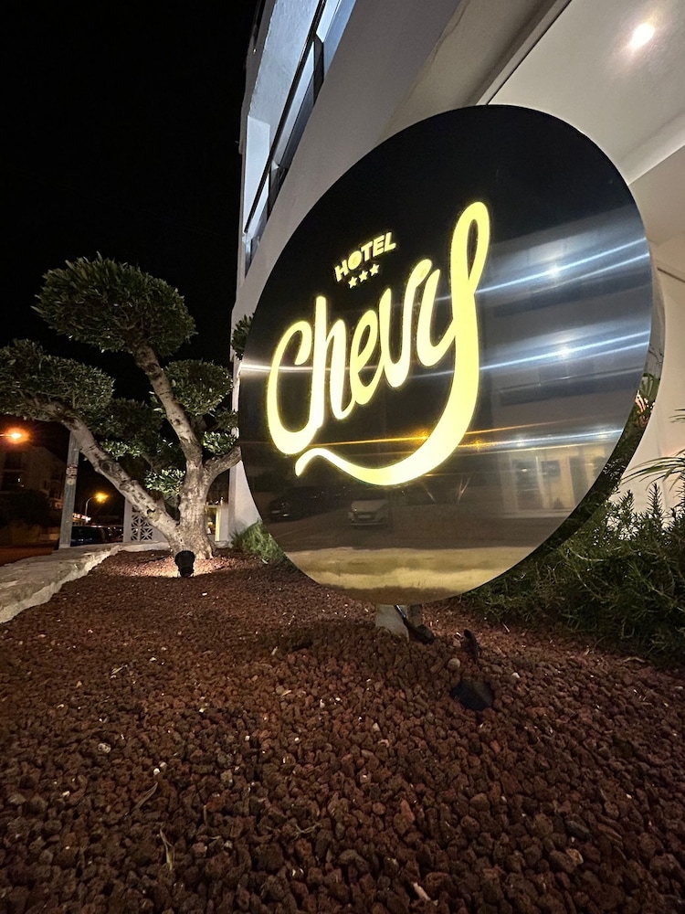 Hotel Chevy & Suites — Hotel building in Cala Ratjada, Balearic Islands