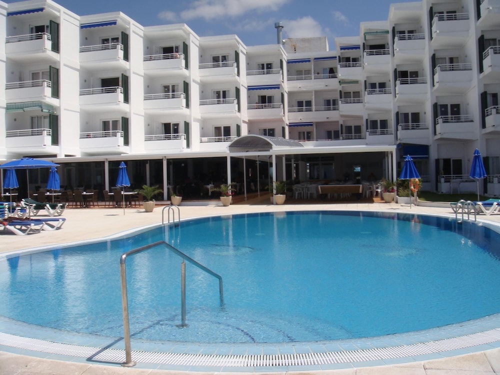 Vistamar Apartamentos — Swimming pool in Santo Tomas, Balearic Islands