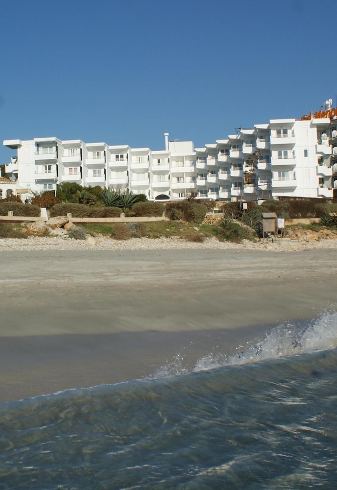 Vistamar Apartamentos — Hotel building in Santo Tomas, Balearic Islands