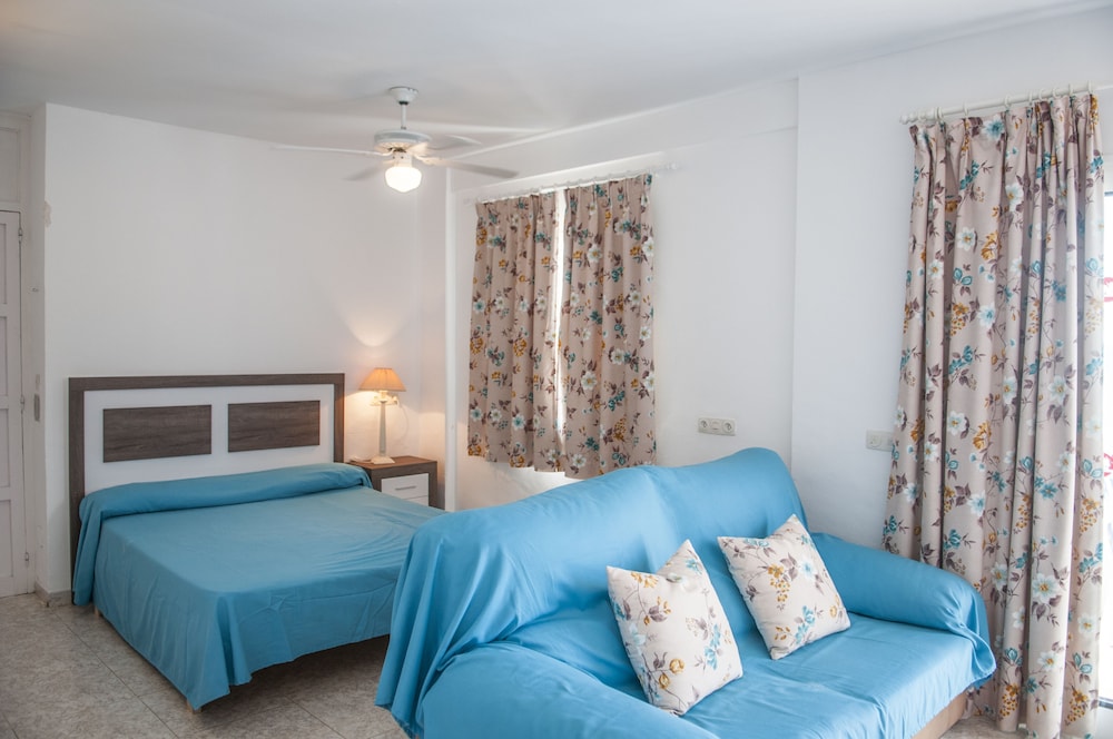 Vistamar Apartamentos — Hotel rooms in Santo Tomas, Balearic Islands