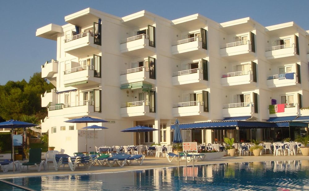 Vistamar Apartamentos — Swimming pool in Santo Tomas, Balearic Islands