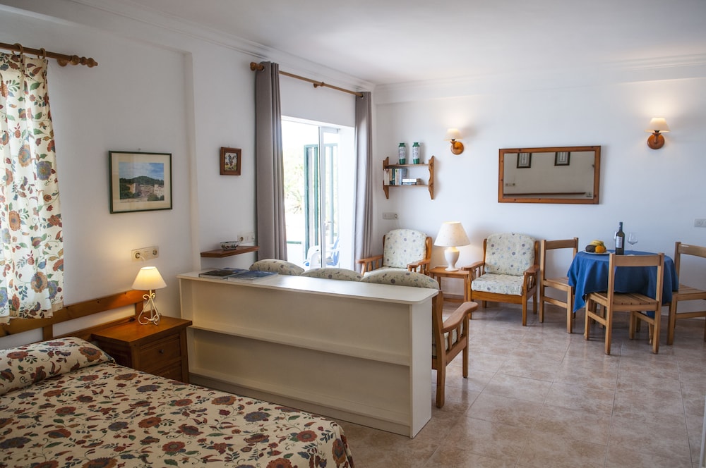 Vistamar Apartamentos — Hotel rooms in Santo Tomas, Balearic Islands