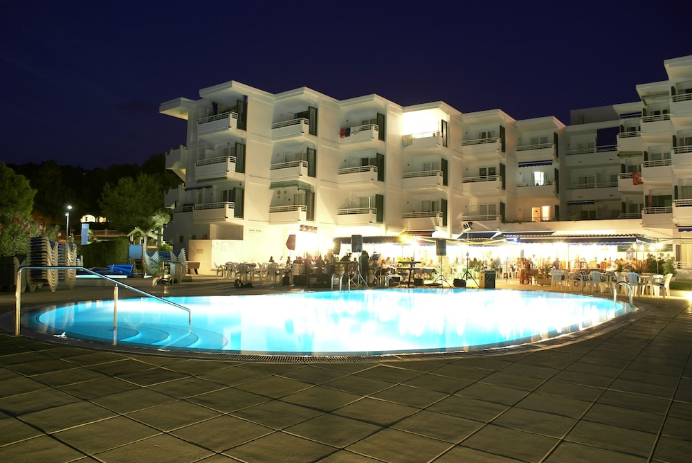 Vistamar Apartamentos — Swimming pool in Santo Tomas, Balearic Islands