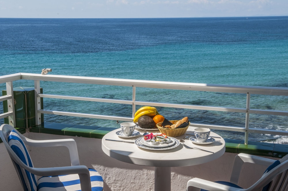 Vistamar Apartamentos — Hotel rooms in Santo Tomas, Balearic Islands