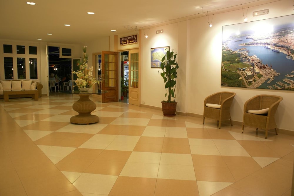 Vistamar Apartamentos — Hotel building in Santo Tomas, Balearic Islands
