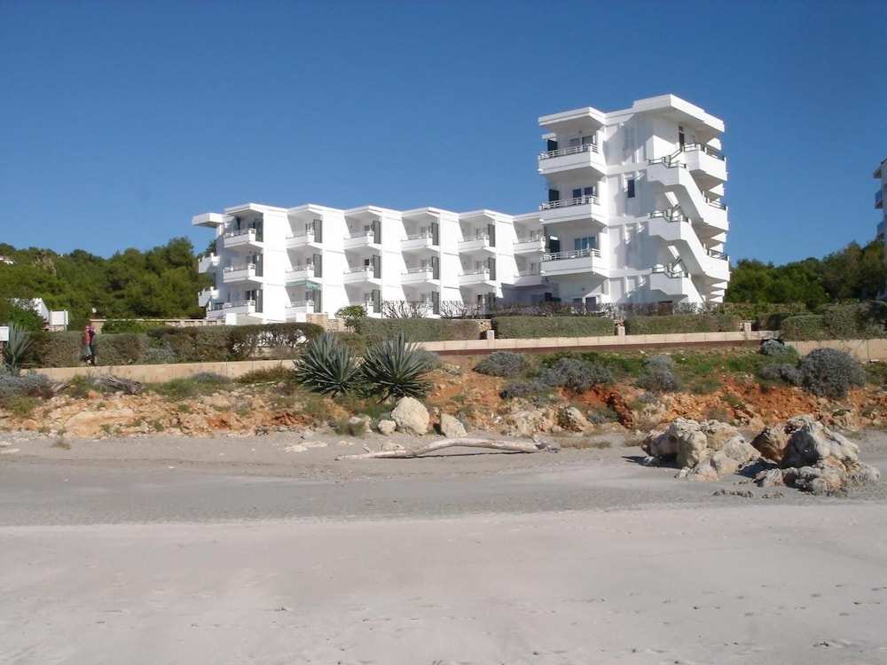 Vistamar Apartamentos — Hotel building in Santo Tomas, Balearic Islands