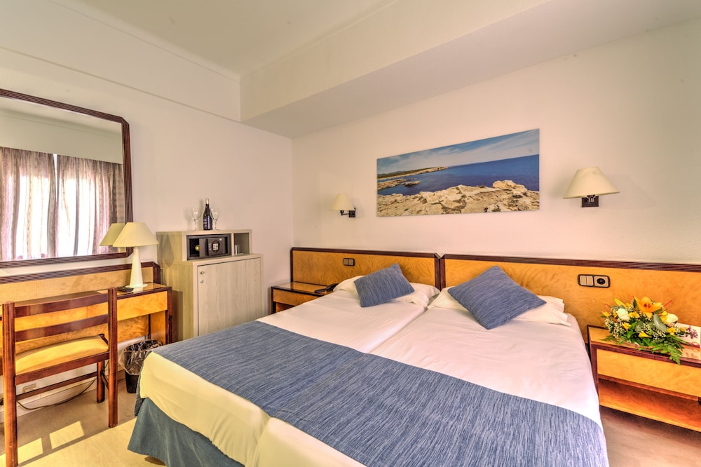 Hotel Voramar Mallorca — Hotel rooms in Cala Millor, Balearic Islands