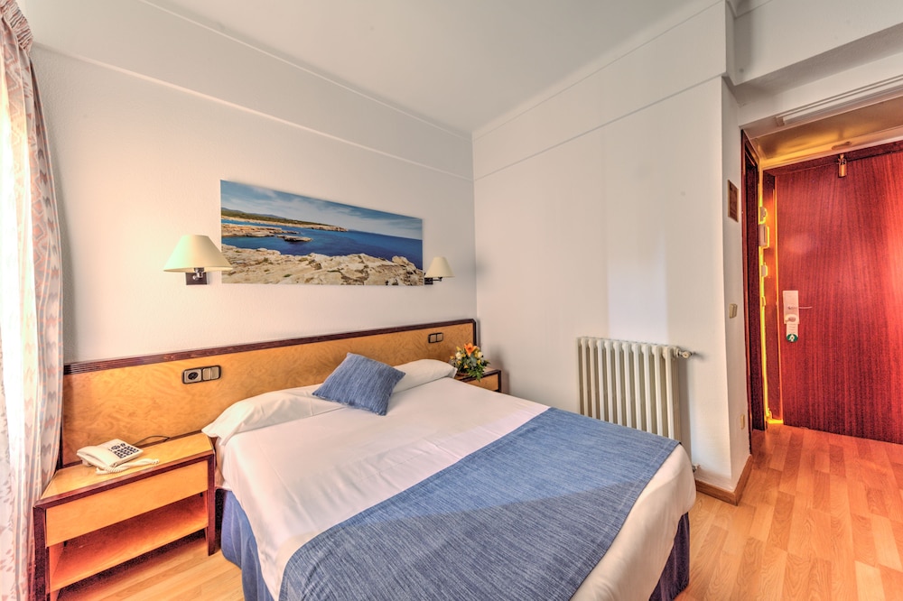 Hotel Voramar Mallorca — Hotel rooms in Cala Millor, Balearic Islands