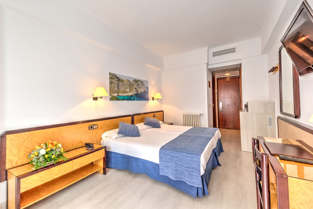 Hotel Voramar Mallorca — Hotel rooms in Cala Millor, Balearic Islands