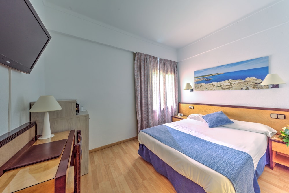 Hotel Voramar Mallorca — Hotel rooms in Cala Millor, Balearic Islands