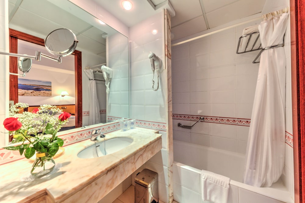 Hotel Voramar Mallorca — Hotel rooms in Cala Millor, Balearic Islands