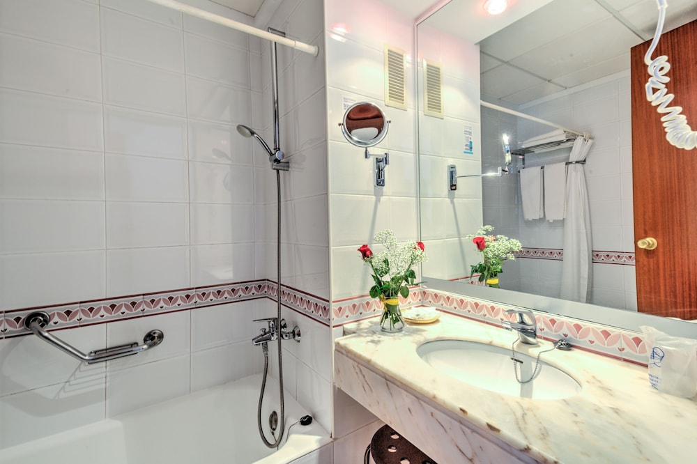 Hotel Voramar Mallorca — Hotel rooms in Cala Millor, Balearic Islands