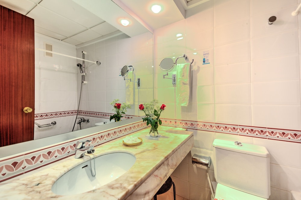 Hotel Voramar Mallorca — Hotel rooms in Cala Millor, Balearic Islands