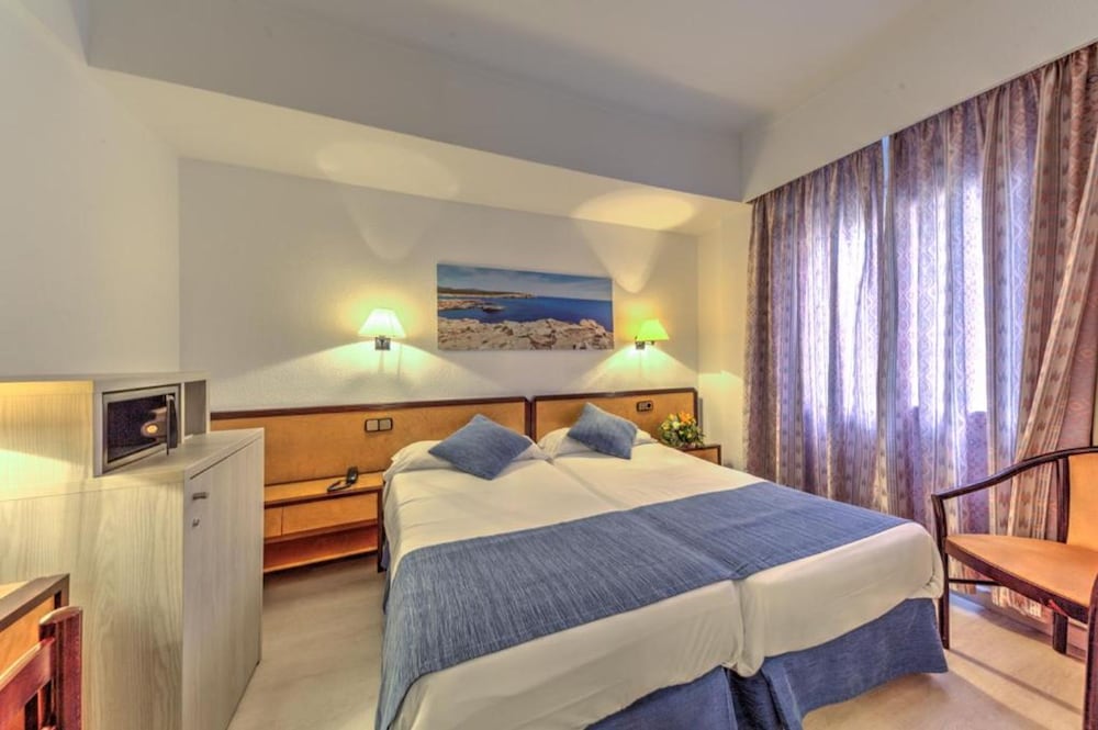 Hotel Voramar Mallorca — Hotel rooms in Cala Millor, Balearic Islands
