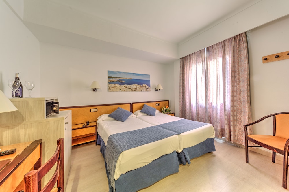 Hotel Voramar Mallorca — Hotel rooms in Cala Millor, Balearic Islands