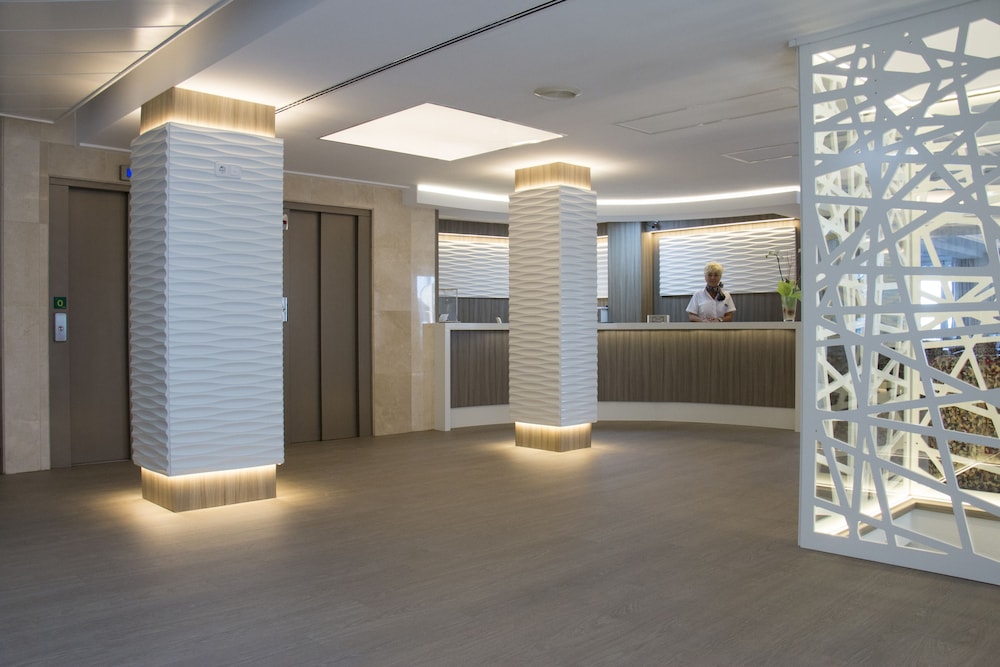 Hotel Voramar Mallorca — Hotel building in Cala Millor, Balearic Islands