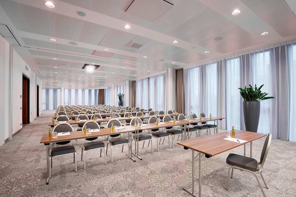 Leonardo Royal Hotel Munich Bavaria Towers — Hotel building in Munich, Bavaria