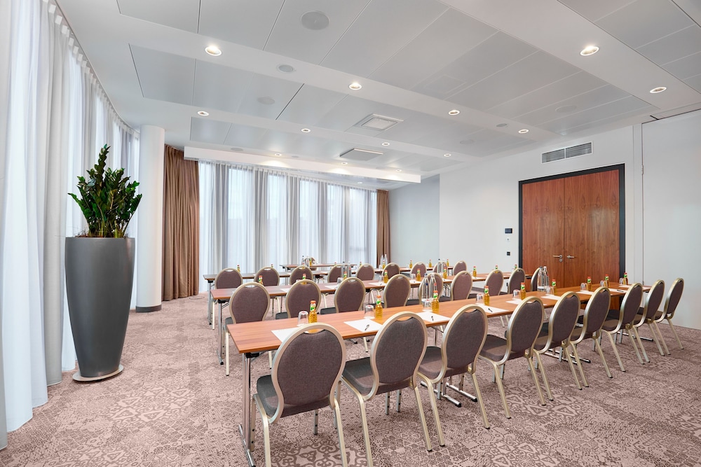 Leonardo Royal Hotel Munich Bavaria Towers — Hotel building in Munich, Bavaria