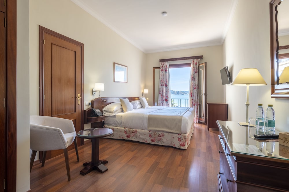 Hotel Cala Fornells — Hotel rooms in Peguera, Balearic Islands