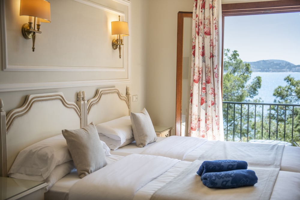 Hotel Cala Fornells — Hotel rooms in Peguera, Balearic Islands