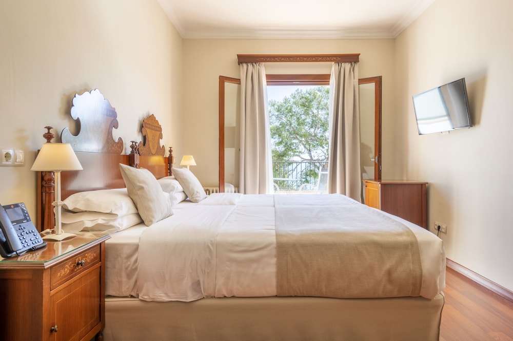 Hotel Cala Fornells — Hotel rooms in Peguera, Balearic Islands
