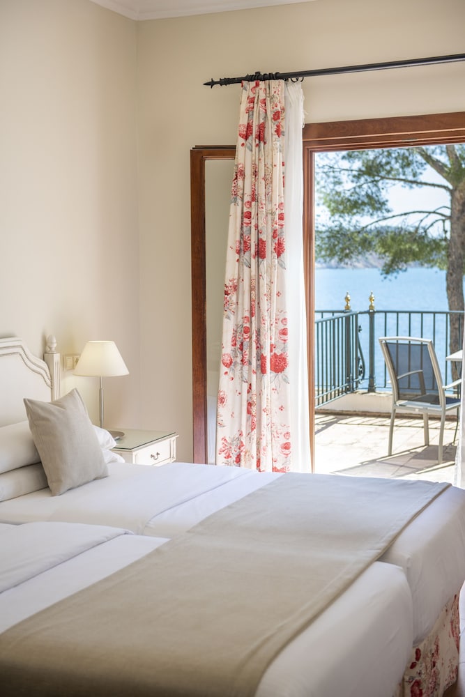 Hotel Cala Fornells — Hotel rooms in Peguera, Balearic Islands