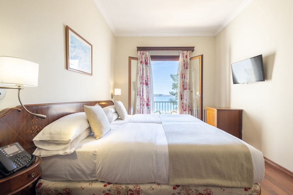 Hotel Cala Fornells — Hotel rooms in Peguera, Balearic Islands