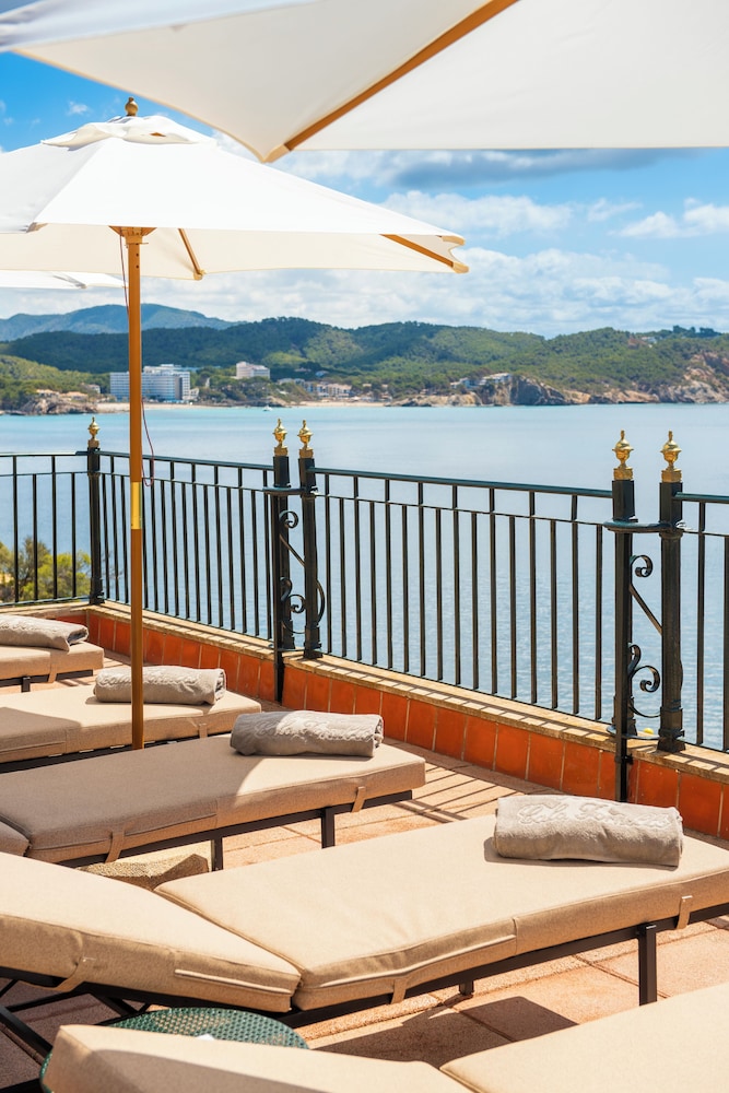 Hotel Cala Fornells — Hotel building in Peguera, Balearic Islands