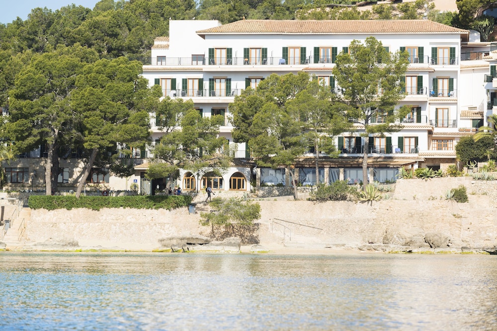Hotel Cala Fornells — Hotel building in Peguera, Balearic Islands