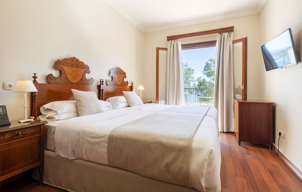 Hotel Cala Fornells — Hotel rooms in Peguera, Balearic Islands