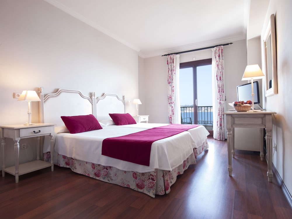 Hotel Cala Fornells — Hotel rooms in Peguera, Balearic Islands