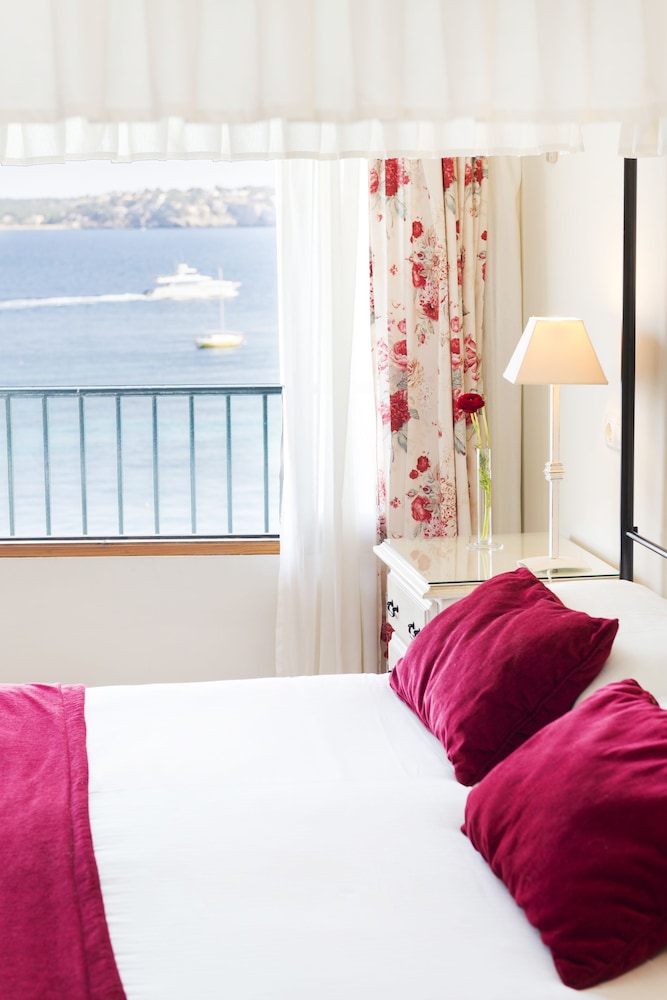 Hotel Cala Fornells — Hotel rooms in Peguera, Balearic Islands