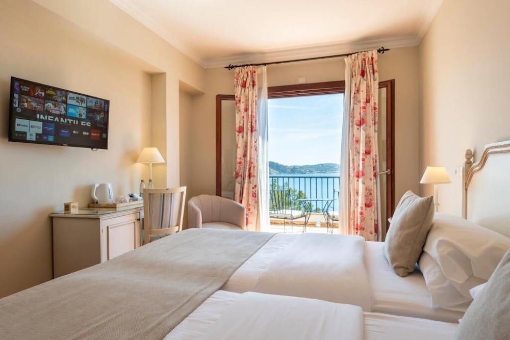Hotel Cala Fornells — Hotel rooms in Peguera, Balearic Islands