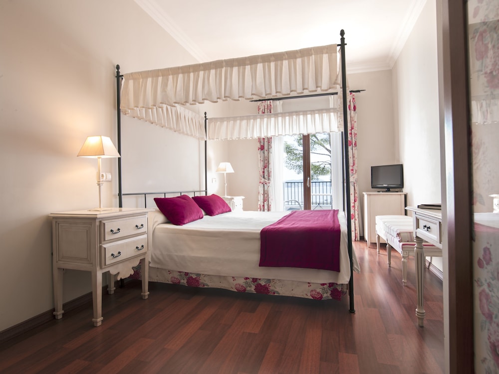 Hotel Cala Fornells — Hotel rooms in Peguera, Balearic Islands