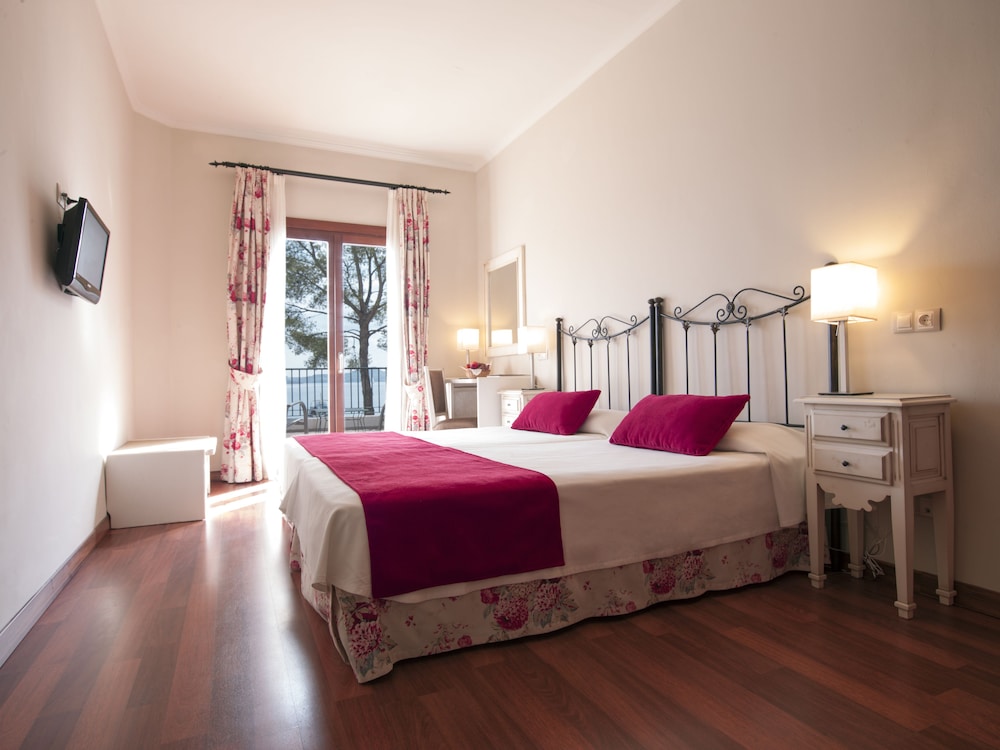 Hotel Cala Fornells — Hotel rooms in Peguera, Balearic Islands