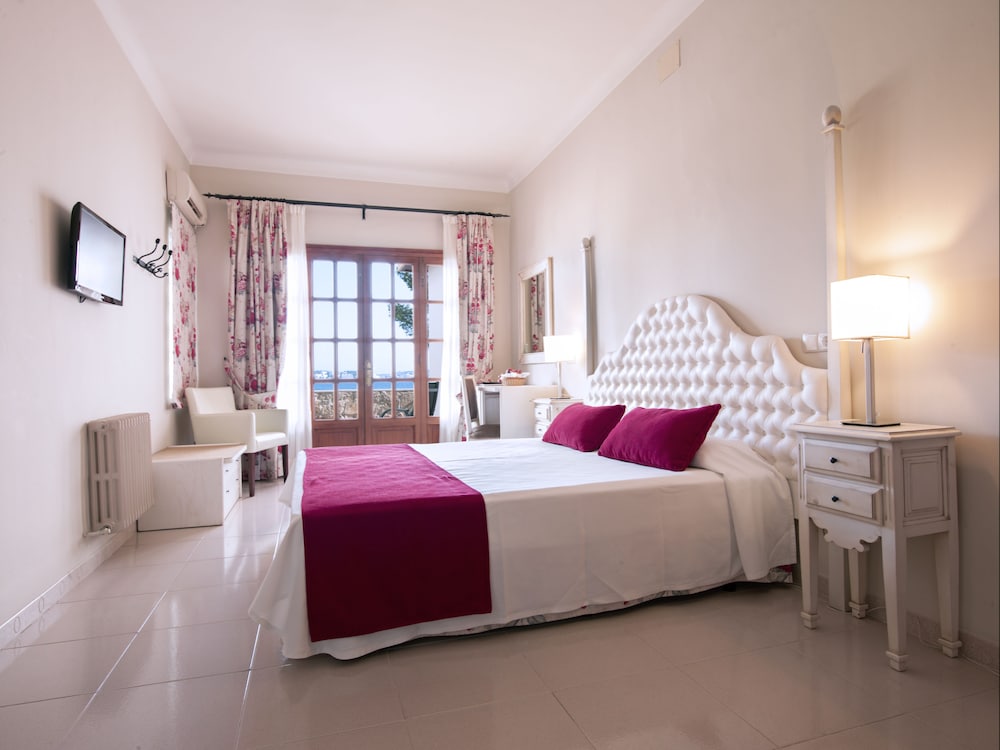 Hotel Cala Fornells — Hotel rooms in Peguera, Balearic Islands