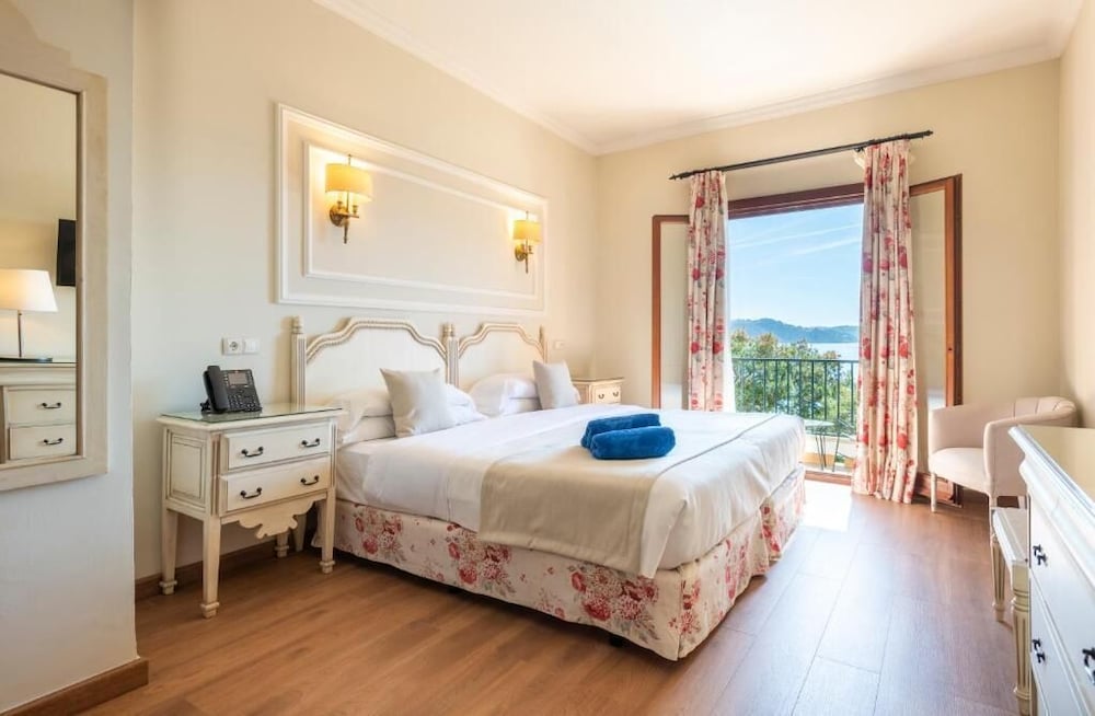 Hotel Cala Fornells — Hotel rooms in Peguera, Balearic Islands