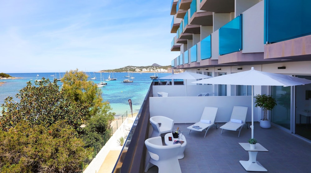 Axel Beach Ibiza - Adults Only — Hotel building in San Antonio, Balearic Islands