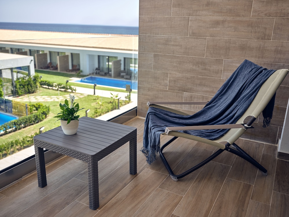 Cavo Orient Beach Hotel — Hotel building in Tsilivi, Ionian Islands