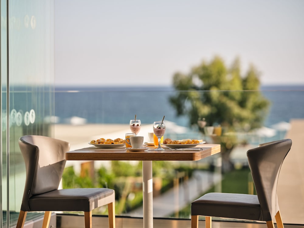 Cavo Orient Beach Hotel — Restaurant & bars in Tsilivi, Ionian Islands