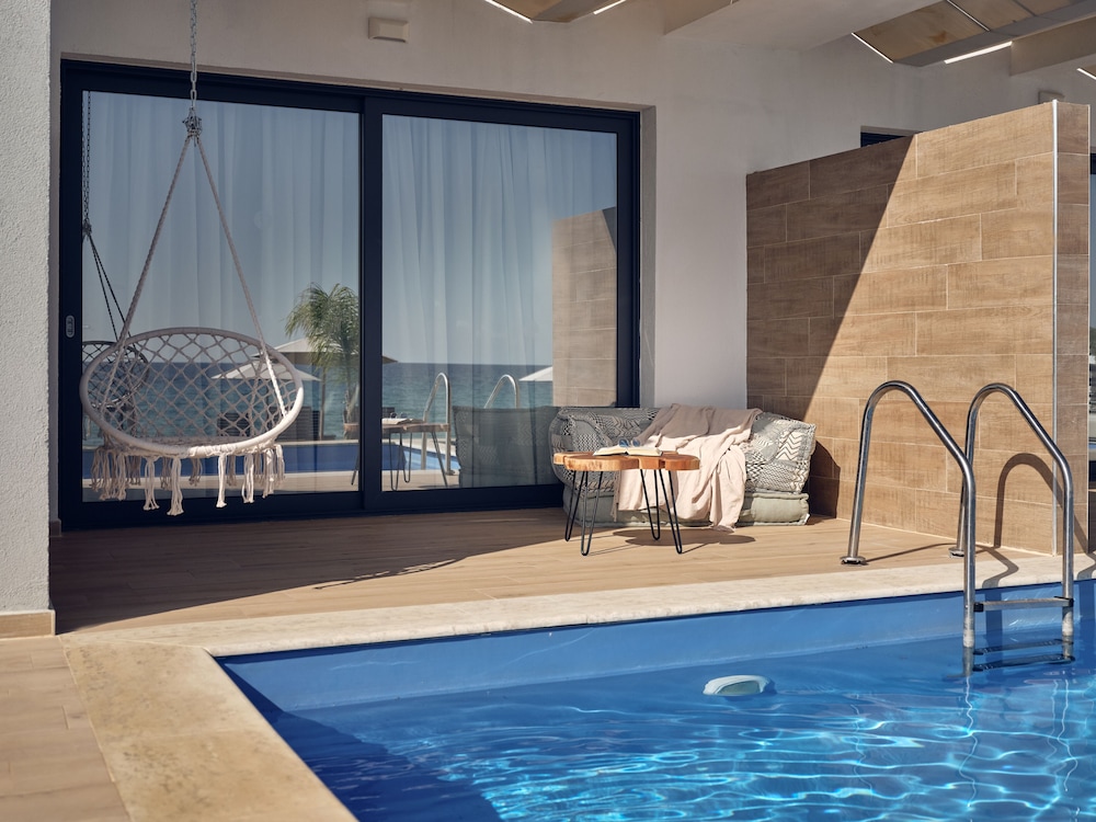 Cavo Orient Beach Hotel — Swimming pool in Tsilivi, Ionian Islands