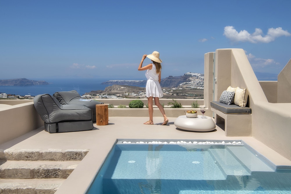 Halcyon Days Suites — Swimming pool in Pyrgos Kallistis, South Aegean