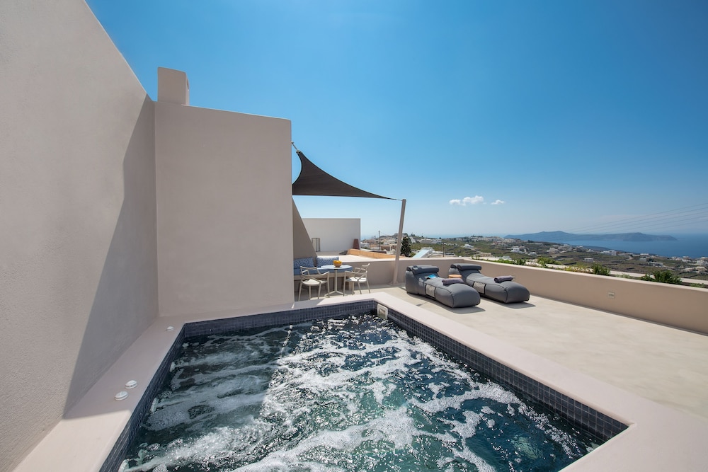 Halcyon Days Suites — Swimming pool in Pyrgos Kallistis, South Aegean